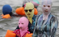 Vì sao người Trung Quốc đeo mặt nạ đi tắm biển?