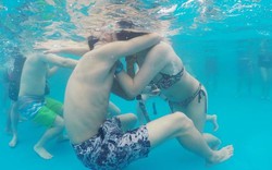 15 cặp đôi TQ nhịn thở, thi hôn nhau dưới nước