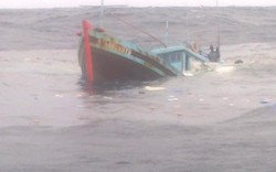Tàu chở dầu chở 2 thuyền viên đắm tại đảo Cô Tô