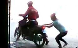 Bị nữ "khổ chủ" quật ngã, tên cướp iPhone đành bỏ xe máy tẩu thoát