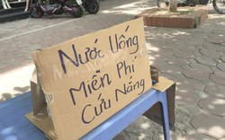 Cụ bà phát nước uống miễn phí cho người nghèo ở Thủ đô