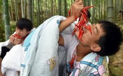 Trung Quốc: Quấn chăn bông, ăn cả chùm ớt trong nắng nóng 38 độ