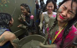 Du khách quậy tưng bừng trong lễ hội bùn ở Hàn Quốc