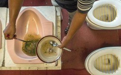 Quán cafe phục vụ súp, cocktail đựng trong bồn cầu gây sốc ở Indonesia