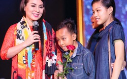 Hồ Văn Cường rụt rè bên mẹ nuôi Phi Nhung trên sân khấu