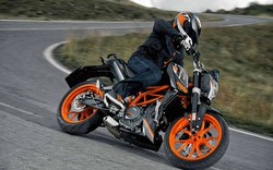 2017 KTM 125 Duke bắt gặp “trần trụi” thử nghiệm