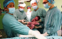 Bé gái đầu tiên chào đời nhờ mang thai hộ ở miền Trung