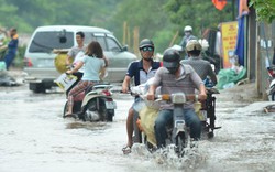 Một ngày sau bão số 1, người Thủ đô vẫn bì bõm lội phố