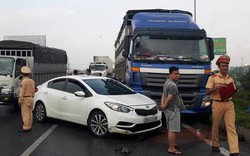 Ảnh: Tai nạn trên cao tốc HN - Bắc Giang, ách tắc gần chục kilômét