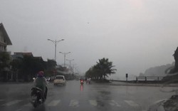 Bão số 2 kề sát, mưa rào đang trút xuống Quảng Ninh