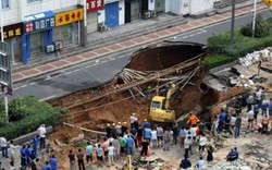 Hố tử thần khổng lồ 600m2 "nuốt chửng" 4 người ở Trung Quốc