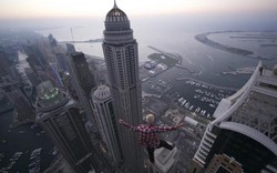 Clip: Đứng tim cảnh "nhào lộn" trên đỉnh những tòa nhà chọc trời