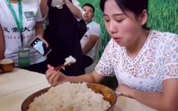 Video: Cô gái trẻ ăn một lúc hết 4kg cơm trắng