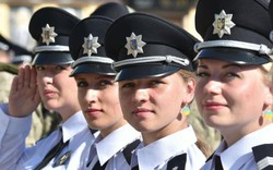 Dàn nữ cảnh sát Ukraine hấp dẫn chụp "tự sướng" trên phố