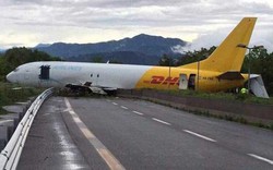 Boeing 737-400 lao khỏi đường băng, đâm ngang đường đông người