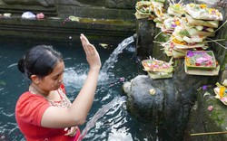 Chắp tay cầu nguyện và tắm gội dưới dòng nước thánh tại Bali