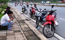 Hàng chục xe máy dính “bẫy” đinh trên đại lộ ở Sài Gòn