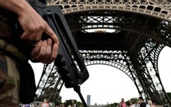 Pháp hốt hoảng sơ tán tháp Eiffel vì báo động khủng bố giả