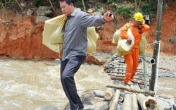 Báo NTNN trao quà cứu trợ người dân vùng rốn lũ Lào Cai