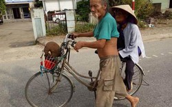 Xúc động với hình ảnh cụ ông 86 tuổi dắt xe đạp chở cụ bà đi bán mít