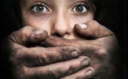 Bé gái 8 tuổi bị cưỡng hiếp gây chấn động nước Pháp