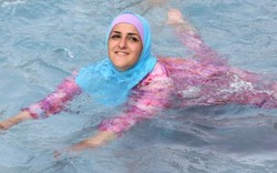 Pháp: Cấm phụ nữ mặc áo bơi Hồi giáo đi biển