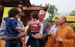Đại sứ Mỹ đội mưa lên chùa làm lễ Vu Lan