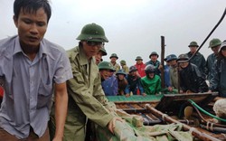 Phó Thủ tướng Vũ Đức Đam kéo thuyền chống bão với ngư dân Thanh Hóa