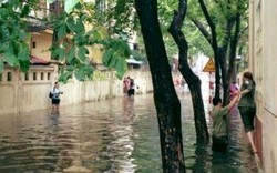 Hà Nội: Bão Thần Sét gây mưa lớn, phố thành sông