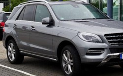 Nhầm chân ga, xe Mercedes lao xuống hồ Trúc Bạch