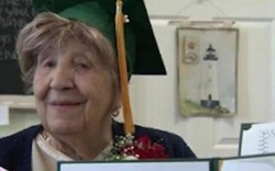 Sau 80 năm mong mỏi, cụ bà 100 tuổi tốt nghiệp cấp 3