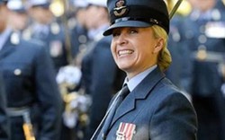 Nữ sĩ quan Anh lộ ảnh ngực trần trước hàng nghìn người vẫn được thăng chức