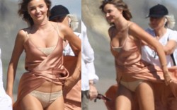 Miranda Kerr hồn nhiên dù lộ nội y vì gió cuốn tung váy