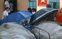 Bệnh viện Việt Đức: Giật mình bệnh nhân đội mưa, che ô chờ phẫu thuật