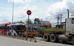 TP.HCM: Tông liên hoàn, 3 ô tô dính chặt vào nhau