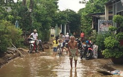 Ảnh: Đường trung tâm đảo Lý Sơn thành... "mương" chỉ sau một cơn mưa