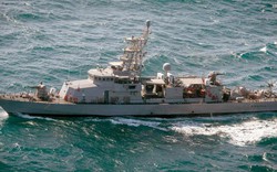Hải quân Mỹ bắn 3 phát đạn cảnh cáo tàu Iran "quấy rối"