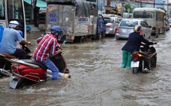 Triều cường bất ngờ xuất hiện giữa trưa ở Sài Gòn