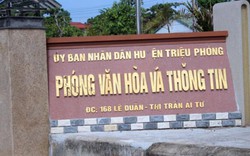 Tấm bảng kỳ lạ ở trụ sở Phòng văn hóa huyện