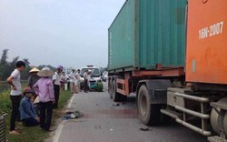 Mẹ ôm thi thể con trai khóc ngất bên bánh xe container