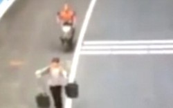 Video: “Đắm mình” trong xô phân vì bị xe máy tông