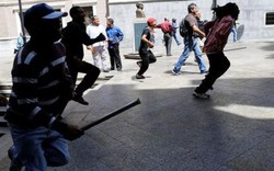 Tổng thống Venezuela bị người biểu tình rượt trên phố