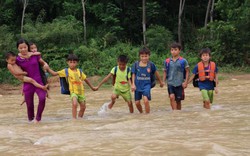 Học sinh lội sông đến trường