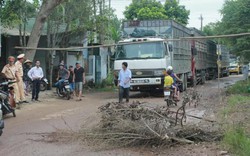 Quảng Ngãi: Xe chở dăm "băm đường", dân dựng barie ngăn chặn