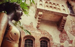 Du khách đổ xô đến ngôi nhà Juliet vì bức tượng ngực trần may mắn