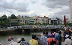 TP.HCM: Hàng trăm người vây kín bờ kênh xem xác chết