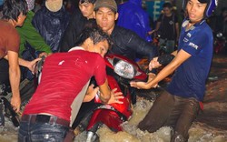 Clip: Mưa ngập, chảy xiết cuốn trôi xe máy ở Đồng Nai