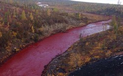 Dòng sông đỏ lòm như máu khiến dân Nga hoảng sợ