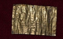Khám phá bí ẩn về miếng vàng khắc lời nguyền 2.000 năm