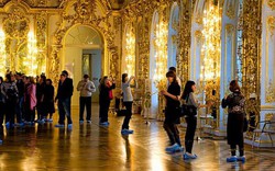 Du khách Trung Quốc cho con tè bậy trong cung điện hoàng gia Nga